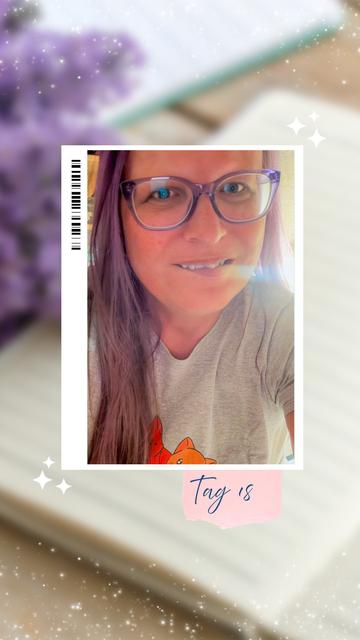 Ein Selfie von Vera am 18. Tag ihrer Traumatherapie. Sie trägt ihr graues Schlafshirt mit einer orangefarbenen Cartoon-Katze darauf. Ihr lila Haar und die farblich passenden Brillenfassungen leuchten im sanften Licht. Trotz eines leichten Lächelns wirkt ihr Gesicht erschöpft – eine stille Ambivalenz zwischen dem Wunsch, positiv zu wirken, und der spürbaren Müdigkeit. Im Hintergrund sind unscharf ein Notizbuch und lila Blumen zu erkennen, umrahmt von zarten Lichtreflexen. Auf einem rosa Hintergrund steht der Schriftzug „Tag 18“