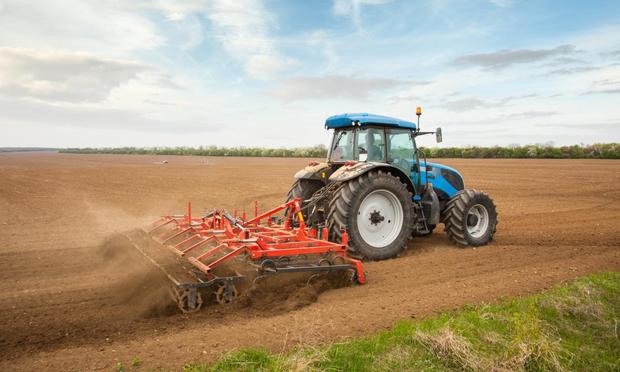 Un agricultor, arando con su tractor. (GETTY)