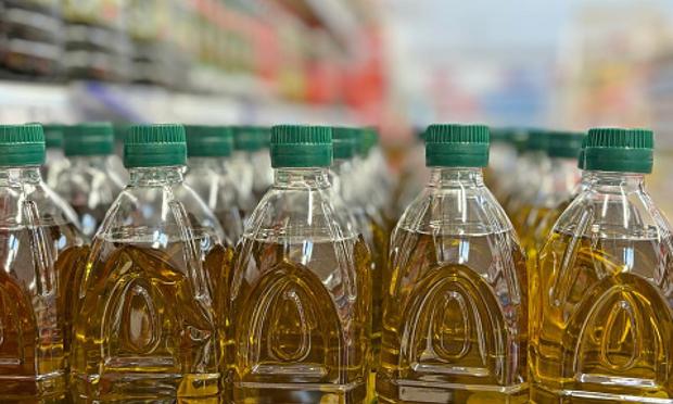 Botellas de aceite de oliva en la estantería de la tienda. (Getty Images)