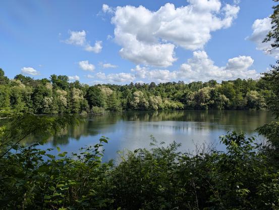 Eine vollgelaufene Kiesgrube (Pionierbecken) in der Nordheide.
