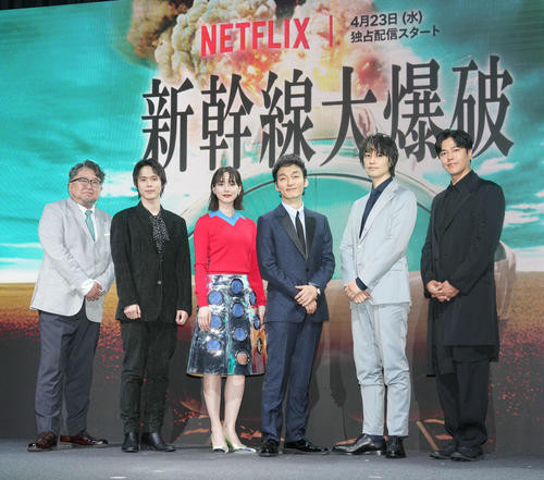 Netflix映画「新幹線大爆破」発車記念イベントに臨む草なぎ剛（左から4人目）ら出演者（2025年撮影）