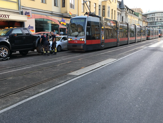 Foto von parkenden Pickup, der mehrere Straßenbahnen blockiert. Foto: VCÖ