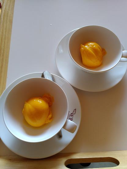 In zwei Tassen thront je eine Kugel sattgelbes Mangosorbet. Dieses ist selbstgemacht und besteht nur aus Flugmangos, Zucker und einem Spritzer Zitronensaft.