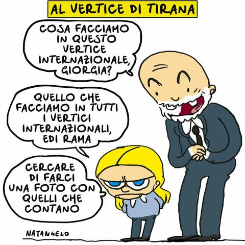 'Al vertice di Tirana'.

Nel disegno, il leader albanese chiede: "Cosa facciamo in questo vertice internazionale, Giorgia?"
"Quello che facciamo in tutti i vertici internazionali, Edi Rama. Cercare di farci una foto con quelli che contano", gli risponde scocciata la Meloni.