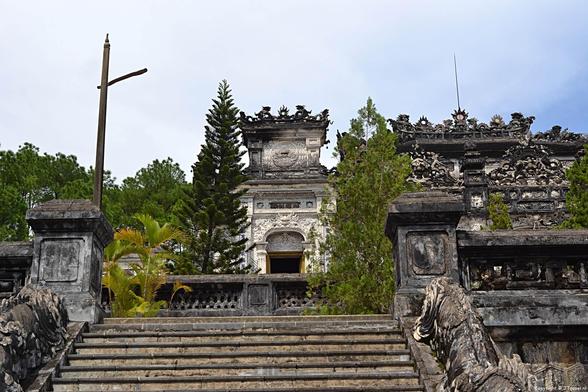 Tijdens mijn rondreis door Vietnam bezocht ik de tombes van het Mausoleum van Hué. Deze tombes liggen langs de Parfumrivier tussen de 2 en 16 kilometer ten zuiden van het centrum van de stad. De tombes zijn het makkelijkst per boot bereikbaar. Meer over het Mausoleum van Hué lees je op mijn website. Lees je mee? 

https://jtravel.nl/azie/vietnam/mausoleum-hue/

#hue #mausoleum #vietnam
