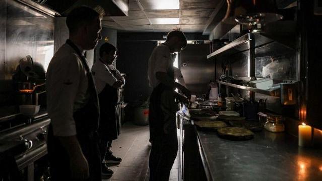 Un restaurant de Centelles cuinant amb espelmes el dia de l'apagada (ACN/Jordi Borràs)