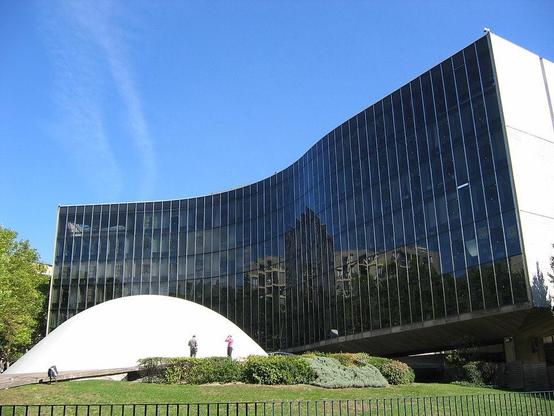 Immeuble abritant le siège du Parti Communiste Français à #Paris19 (#Paris) L'esquisse du projet fut dressée par Oscar Niemeyer dès 1965. L'immeuble fut achevé en 1971, la coupole et l'aménagement du parvis et ...
Suite 👉 https://monumentum.fr/monument-historique/pa75190004/paris-19e-arrondissement-immeuble-abritant-le-siege-du-parti-communiste-francais
#Patrimoine #MonumentHistorique
Photo CC-BY-SA 4.0 : User:Ralf.treinen