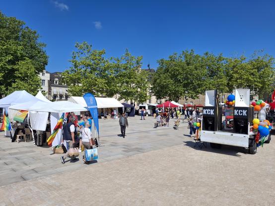 Les stands associatif (divers barnums) sur la place du port de Vannes.
Le temps est magnifique.