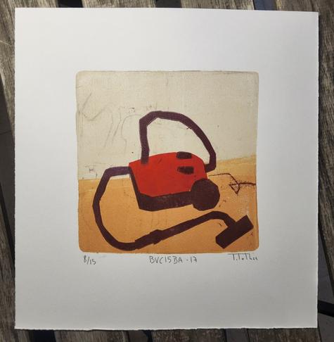 Estampe représentant un aspirateur rouge et noir.