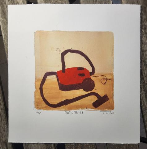 Estampe représentant un aspirateur rouge et noir.