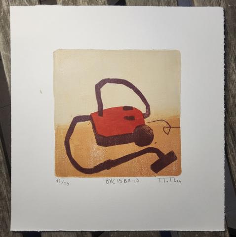 Estampe représentant un aspirateur rouge et noir.