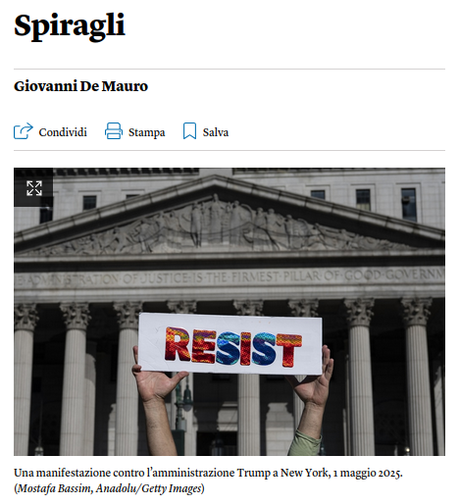 Spiragli
Giovanni De Mauro 
RESIST
 Una manifestazione contro l’amministrazione Trump a New York, 1 maggio 2025. (Mostafa Bassim, Anadolu/Getty Images)