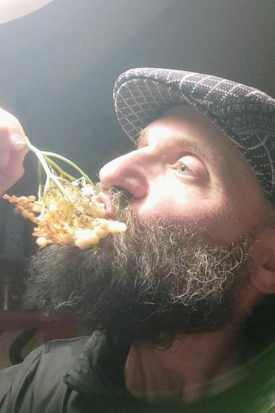 @adrianobono L'immagine mostra un uomo con una barba folta e grigia, indossante un cappello a punta con un motivo a quadretti. Sta mangiando una foglia di pianta con piccoli frutti gialli, probabilmente una specie di bacca, tenendola con la mano sinistra. L'uomo ha un'espressione concentrata mentre porta la foglia alla bocca. Indossa una giacca scura e sembra essere in un ambiente interno con una luce soffusa.

Fornito da @altbot, generato localmente e privatamente utilizzando Ovis2-8B

🌱 Energia utilizzata: 0.150 Wh