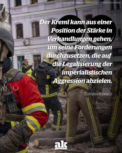 Bild von Helfern, die auf einer Straße Schutt und Baumstümpfe wegräumen, dazu das Zitat: 

"Der Kreml kann aus einer Position der Stärke in die Verhandlungen gehen, um seine Forderungen durchzusetzen, die auf Legalisierung der imperialistischen Aggression abzielen."

Von Tomasz Konicz