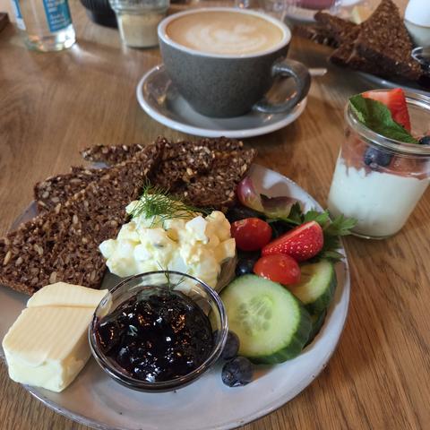 Dänisches Frühstück mit Eiersalat, Naturjoghurt und diversen Beeren und Gemüse