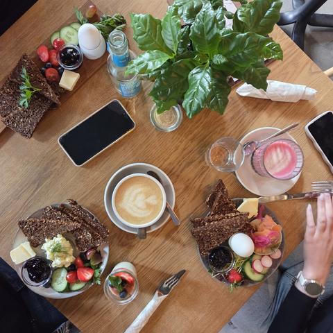 3x Dänisches Frühstück mit Eiersalat, Naturjoghurt und diversen Beeren und Gemüse, Ei, Wasser, Milchkaffee, Pink Latte