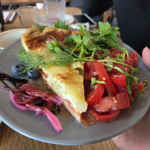 Eine Quiche mit Tomatensalat