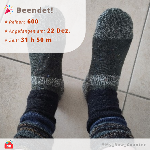 Ein Paar lange Socken aus Wollresten.