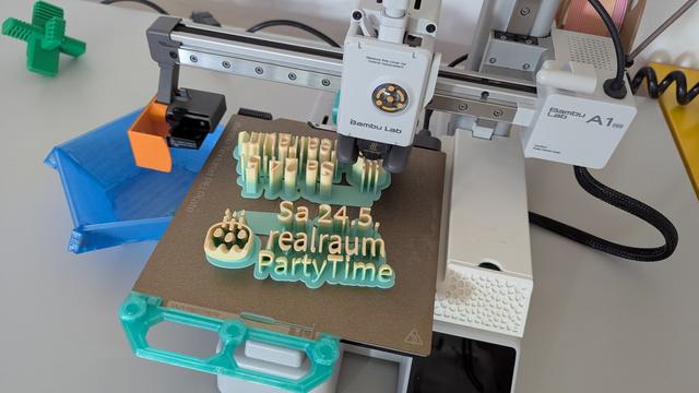 3D printer is running on the side.
An invitation to the realraum Birthday Party on 24.5. 19h is being printed.