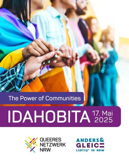 Zu sehen ist ein Plakat mit dem Titel 'The Power of Communities' für den Aktionstag 'IDAHOBITA' am 17. Mai 2025. Das Plakat zeigt eine Gruppe von Menschen, die sich an den Händen halten und die Regenbogenflagge tragen. Im Vordergrund sind die Logos der Organisationen 'Queeres Netzwerk NRW' und 'Anders & Gleich LSBTIQ* in NRW' abgebildet.
