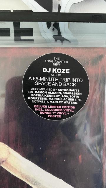 Hype Sticker mit dem Text:
„The long awaited new DJ Koze Album. A 65 minute trip into space and back. Accompanied by Astronauts like Damon Albarn, Soap & Skin, Sophia Kennedy, Ada Sofia, Kourtesis, Markus Acher (The Notwist) & Marley Waters. Deluxe Limited Edition incl. coloured Vinyl, Bonus 7“ Vinyl + Poster