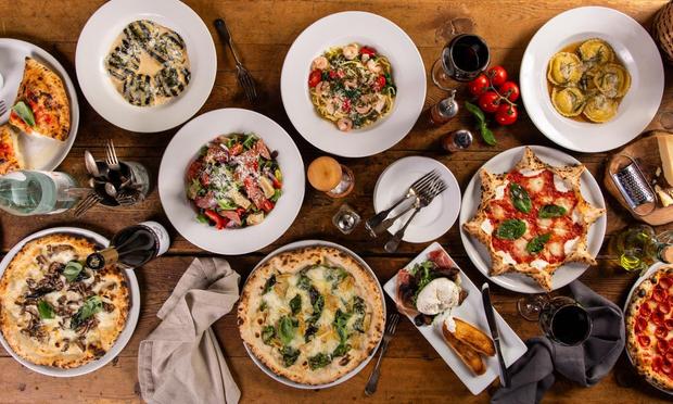 Gran mesa con comida italiana, pizzas y pastas . (Getty Images)