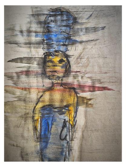 Das Bild zeigt eine abstrakte Darstellung einer Person auf einem Textilmaterial. Die Figur ist in einem stilisierten Stil dargestellt, wobei die Gesichtszüge und die Kleidung nur grob skizziert sind. Die Hautfarbe der Figur ist in Gelb- und Blautönen gehalten, während der Kopfschmuck und der Kleidungsstück in Blau und Gelb gestrichen sind. Der Hintergrund ist mit horizontalen Pinselstrichen in verschiedenen Farben wie Schwarz, Blau, Rot und Braun gestaltet, die eine dynamische und lebendige Atmosphäre schaffen. Die Textur des Materials verleiht dem Bild eine rustikale und handgefertigte Qualität.