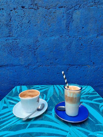 Tasses posées sur une table.