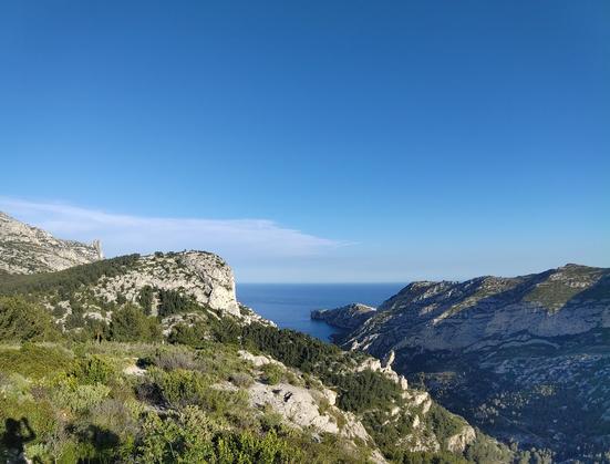 Dernier regard en arrière avant de rentrer sur la crête des Escampons, on voit au premier plan le cret saint Michel, à sa droite la calanque de Morgiou et sa longue crete et au bout son cap. Entre les deux la mer entre dans les terres pour formée la calanque.

A l'arrière plan sur la gauche on aperçoit le haut de la grande candelle