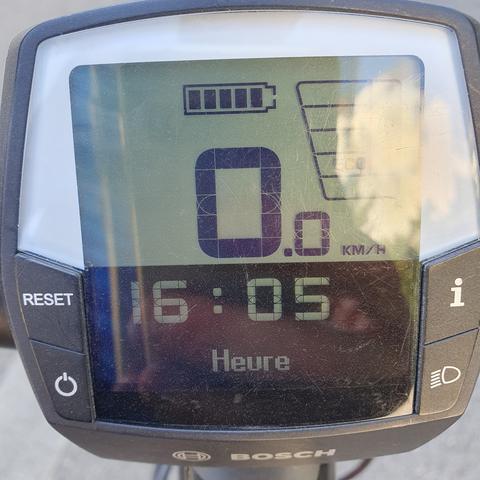 Photo de l'écran de mon VAE indiquant que la batterie est pleine.