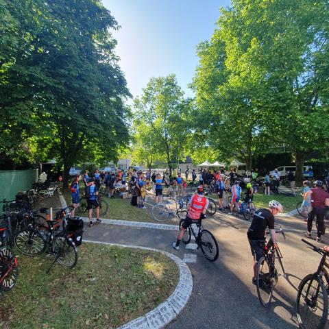 Photo avant le départ des 150 participants aux 100km de la C4C de Villeurbanne.