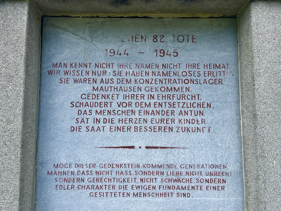 Gedenktafel mit obenstehendem Text bei einer KZ Gedenkstätte
