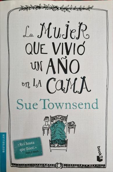 Portada del libro: "La mujer que vivió un año en la cama" de Sue Townsend. En ella se ve una cama con dos mesillas. En la cama se distingue a una persona tapada con una manta, en una mesilla se ve una lámpara y en la otra un juego de té.