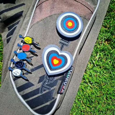 Photo de mon carquois avec les deux badges.