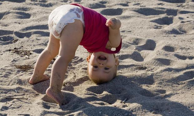 Una imagen de archivo de una bebé en la playa (Getty Images)