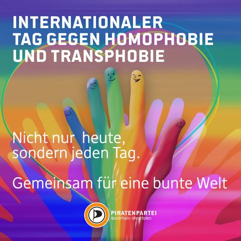 Bildtext: Internationaler Tag gegen Homophobie und Transphobie.
Nicht nur heute, sondern jeden Tag. Gemeinsam für eine bunte Welt. Piratenpartei Nordrhein-Westfalen.
Bildhintergrund: Gezeichnete Hände in Regenbogenfarben. Auf die Fingerspitzen sind kleine lächelnde Gesichter gemalt.