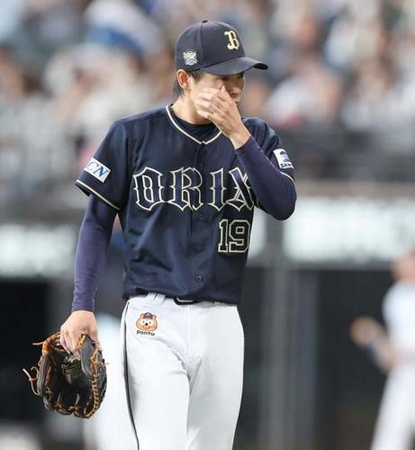 日本ハム対オリックス　7回に2失点し渋い表情で引き揚げる山岡（撮影・黒川智章）