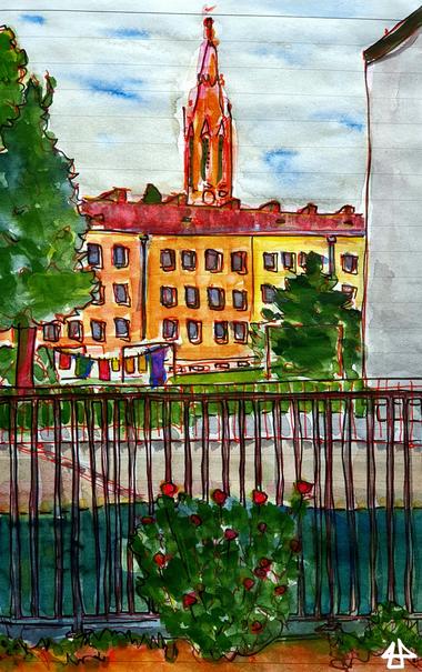 Aquarellierte Finelinerzeichnung auf liniertem Papier. Erhöht hinter vierstöckigen 60er Jahre Wohnhäusern eine Backsteinkirche, davor Wäsche auf einer Leine und Gebüsch, im Vordergrund in Flüsschen hinterm Geländer und ein Pfingstrosenbusch davor.