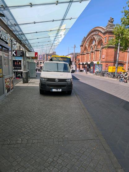 Lieferwagen steht auf einer Bushaltestelle am Bremer Hauptbahnhof