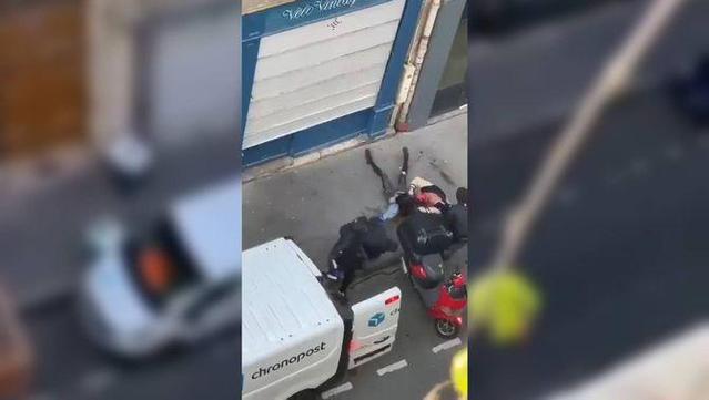 Els segrestadors van intentar posar la dona dins d'una furgoneta (xarxes socials)