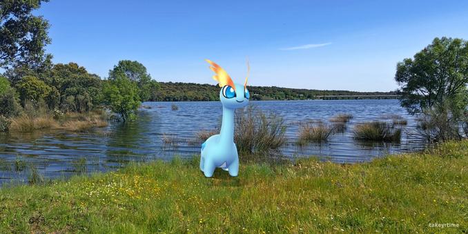 Fotografía realizada con la RA del juego Pokémon GO.
Está tomada en la misma posición que la anterior, pero en esta vemos al pokémon Amaura con el tronco erguido y podemos apreciar sus grandes ojos azules.