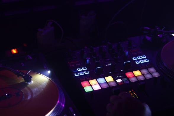 Bilder: Donations keeps me going, Dj, Disco.