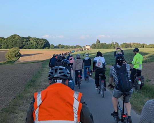 Das Bild zeigt eine Gruppe von Radfahrern, die auf einem asphaltierten Weg entlang einer ländlichen Landschaft fahren. Die Radfahrer sind in einer Reihe aufgebaut und tragen Helme und Sicherheitswesten, was auf eine organisierte Radtour hindeutet. Viele von ihnen tragen Rucksäcke und haben ihre Fahrräder mitgebracht. Die Umgebung besteht aus Feldern und Bäumen, und im Hintergrund ist ein Gebäude zu sehen, das möglicherweise ein Dorf oder eine kleine Stadt darstellt. Der Himmel ist klar und blau, was auf gutes Wetter hinweist. Einige Radfahrer halten ihre Fahrräder an und scheinen Fotos zu machen, was auf eine entspannte und gemütliche Atmosphäre hinweist. Die Szene vermittelt ein Gefühl von Gemeinschaft und Freizeitaktivität in der Natur.

Bereitgestellt von @altbot, privat und lokal generiert mit Ovis2-8B

🌱 Energieverbrauch: 0.226 Wh