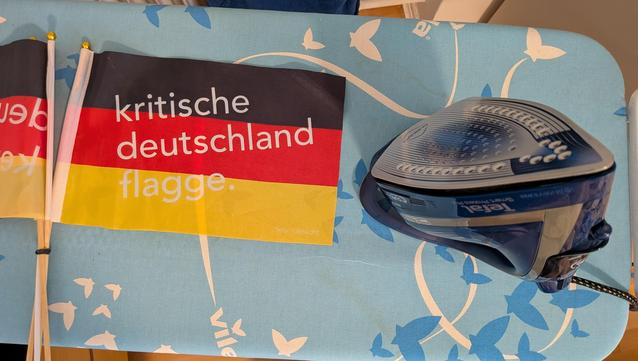 Kritische Deutschland Flagge auf dem Bügelbrett.