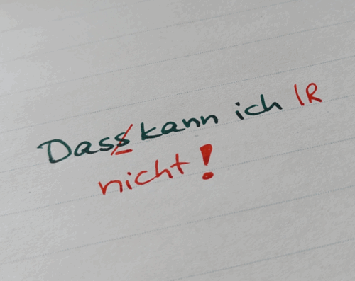 Photo, Nahhaufnahme von einem Notizzettel, auf dem steht "das kann ich nicht". Dabei hat das Das zwei s und dieser Fehler ist mit roter Tinte angestrichen. Auch das nicht ist mit roter Tinte geschrieben.