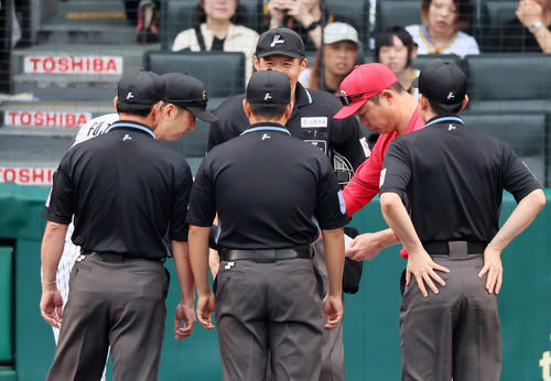 阪神対広島　試合前のメンバー表最終確認を行う阪神藤川監督（左）と広島新井監督（撮影・加藤哉）