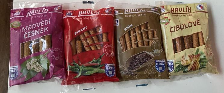 Vier Packungen mit dicken Salzstangen der Marke „Havlik“ aus Tschechien in den Geschmacksrichtungen Bärlauch, Chili, Kümmel und Zwiebel.
