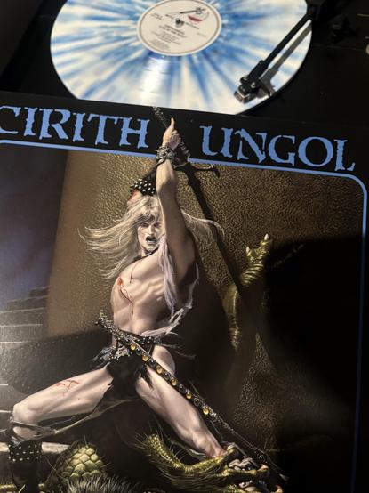 Plattencover: Elric von Melniboné erschlägt mit seinem Schwert Sturmbringer einen Dämon.