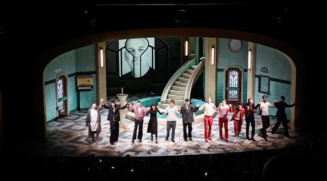 Darsteller und Regieteam verbeugen sich