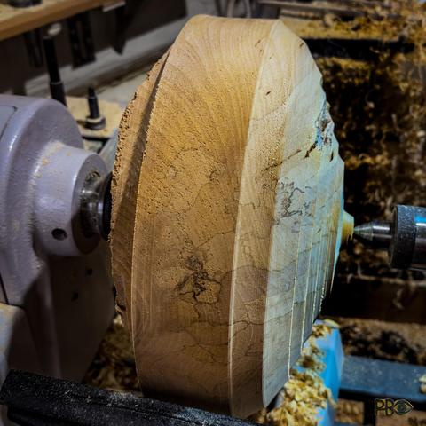 In this photo the workpiece is fully adjusted, rounded, then the shape will be created.